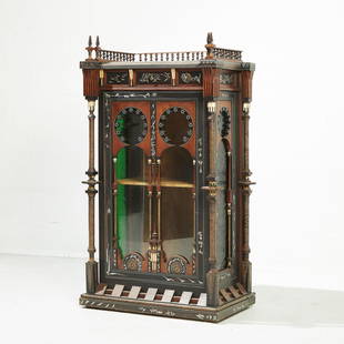 ~CARLO BUGATTI (1856-1940): ~CARLO BUGATTI (1856-1940) Vitrine orientaliste, circa 1900, structure en bois teintÃ©, incrustation d'Ã©lÃ©ments vÃ©gÃ©taux, oiseaux et calligraphies en acier, colonnettes dÃ©tachÃ©es