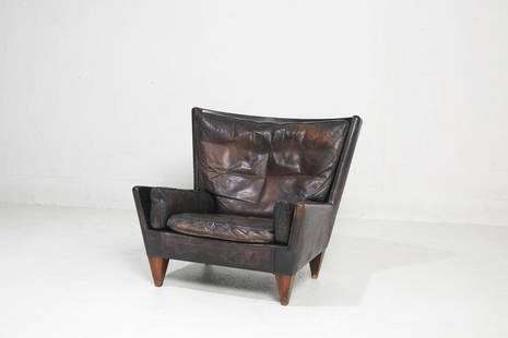 ILLUM WIKKELSO (1919-1999) & HOLGER CHRISTIANSEN (ÉDITEUR): ILLUM WIKKELSO (1919-1999) & HOLGER CHRISTIANSEN (ÉDITEUR) Spectaculaire fauteuil, circa 1960, piétement gaine évasé en placage de noyer teinté maintenant une structure formant corbeil