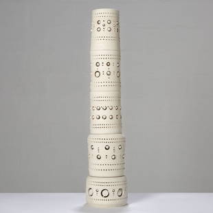 GEORGES PELLETIER (NÉ EN 1938): GEORGES PELLETIER (NÉ EN 1938) Lampadaire totem en terre blanche chamotée à plusieurs lumières, corps cylindrique à ressaut rythmé d'orifices circulaires, animé de pastilles et s