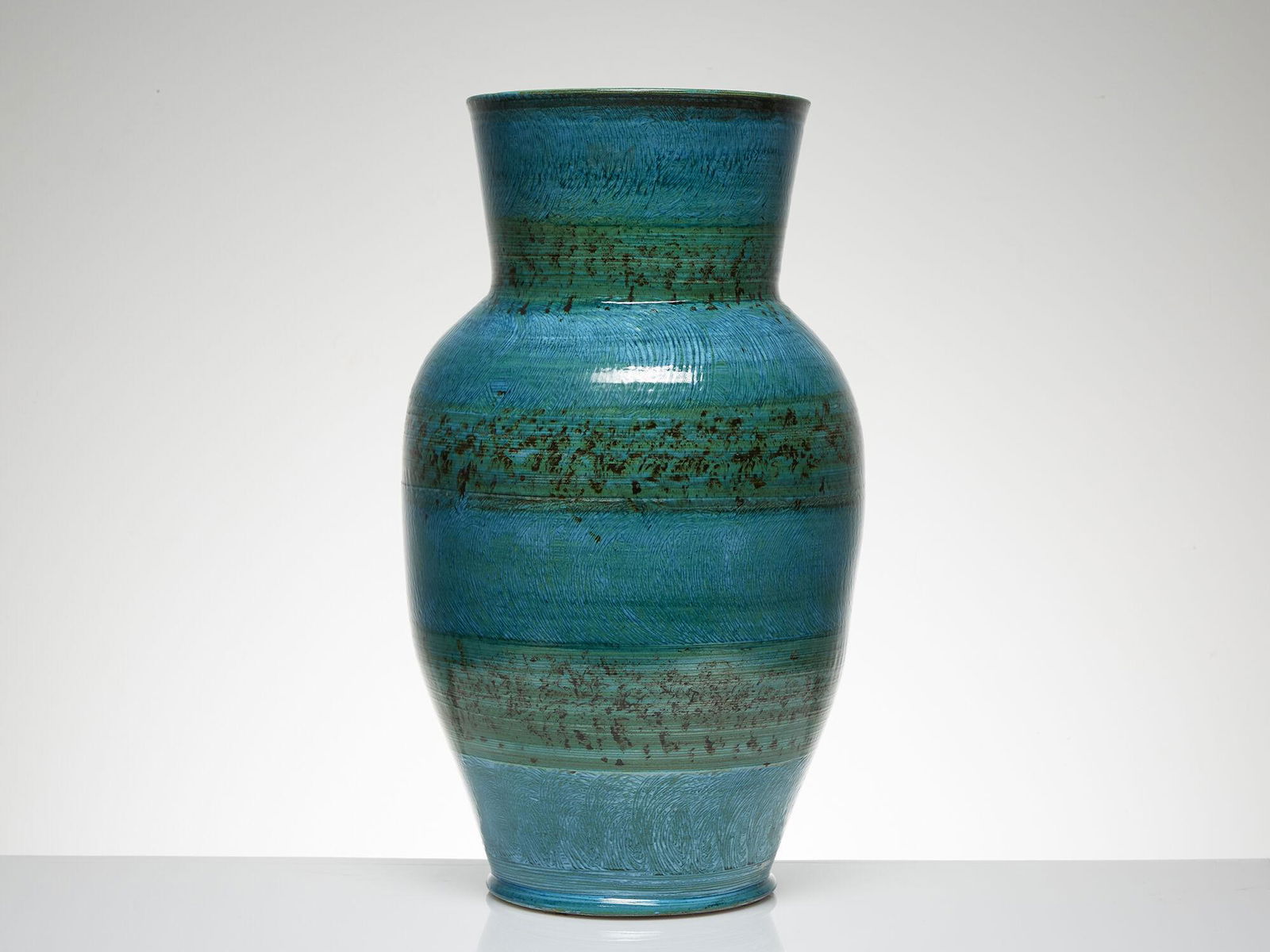 ACCOLAY (XX SIECLE)Important vase balustre en faïence, à décor d'une succession de: ACCOLAY (XX SIECLE)Important vase balustre en faÃ¯ence, Ã dÃ©cor d'une succession de larges frises incisÃ©es et guillochÃ©es, Ã©mail vert jaspÃ© de noir, fond vert et turquoise. SignÃ�