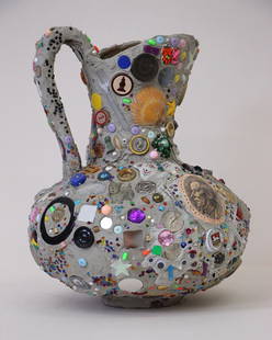 Florence OBRECHT (née en 1976) Memory jug (Mike Kelley) vase, céramique émaillé: Florence OBRECHT (née en 1976) Memory jug (Mike Kelley) vase, céramique émaillée, ciment et objets, 2022 24 x 22 x 21 cm Née en 1976 à Metz. Elle vit et travaille à Berlin. Floren