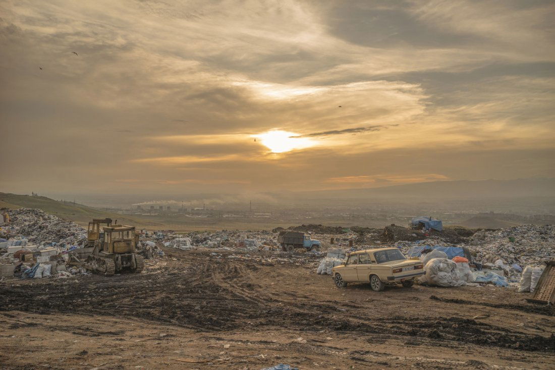 Vahan SOGHOMONIAN  (né en 1982)  Erevan, soleil couchant sur Nubarashen  Photographie, 2018 (1 of 1)