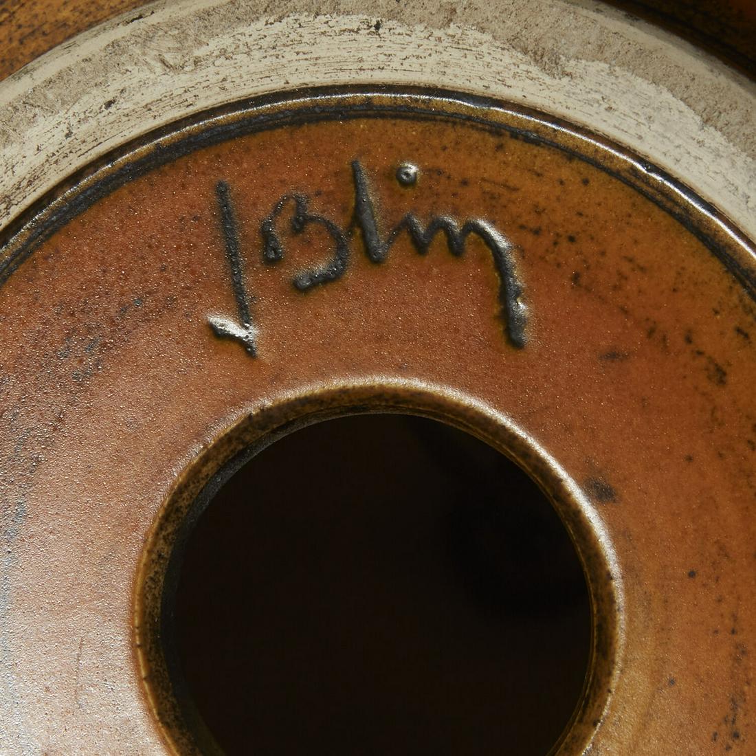 JACQUES BLIN (19201995): JACQUES BLIN (19201995) Paire de lampes balustres en faÃ¯ence, dÃ©cor incisÃ© de feuilles, Ã©maux orange, patine noire essuyÃ©e. SignÃ©es "J Blin". Abat-jour en tissu blanc. A pair of eart