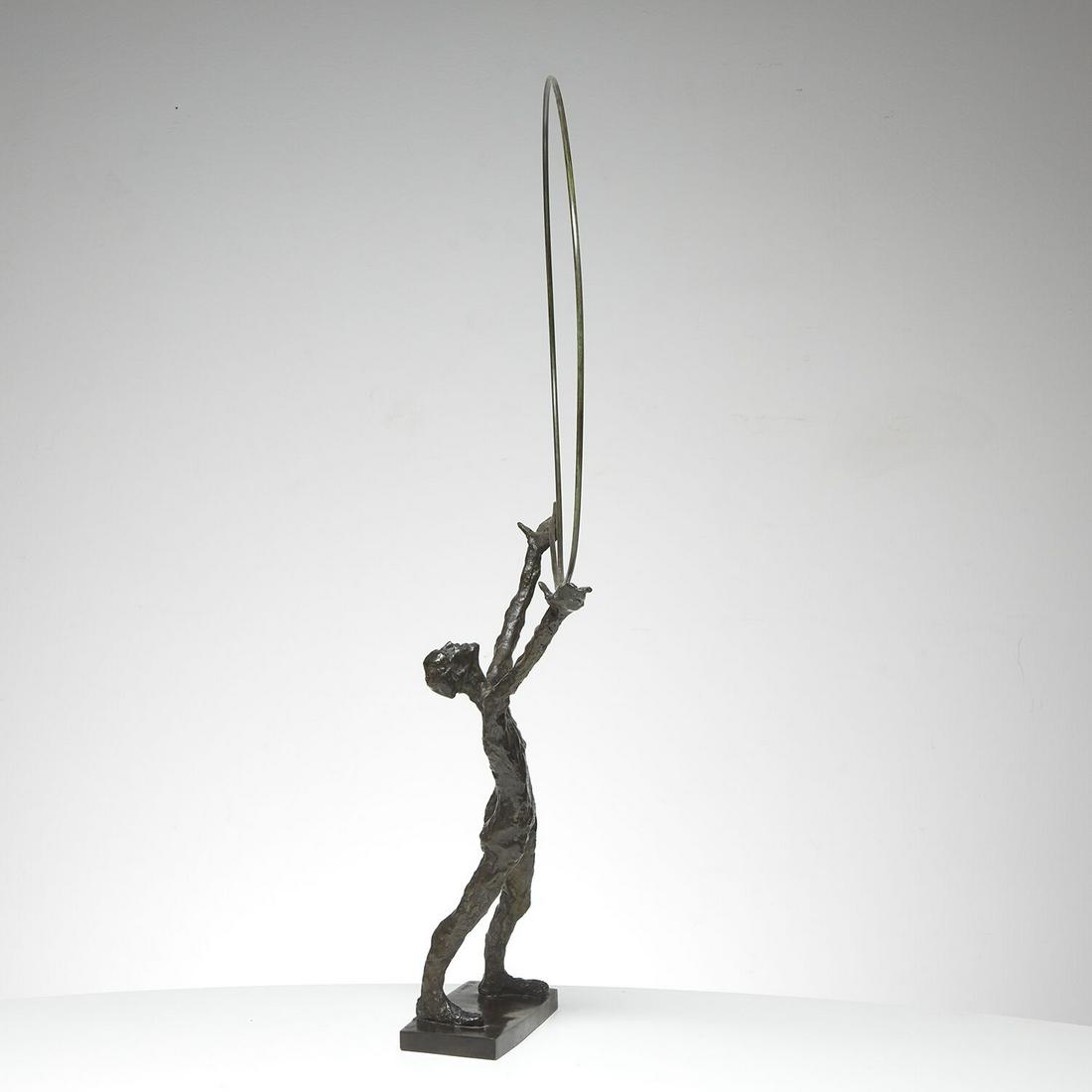 ROSELINE GRANET: ROSELINE GRANET (NÉE EN 1936) "L'homme au cercle" Sculpture en bronze patiné, signé et numéroté 2/8, A patinated bronze sculpture, signed and numbered 2/8. H 66 x L 34 cm - H