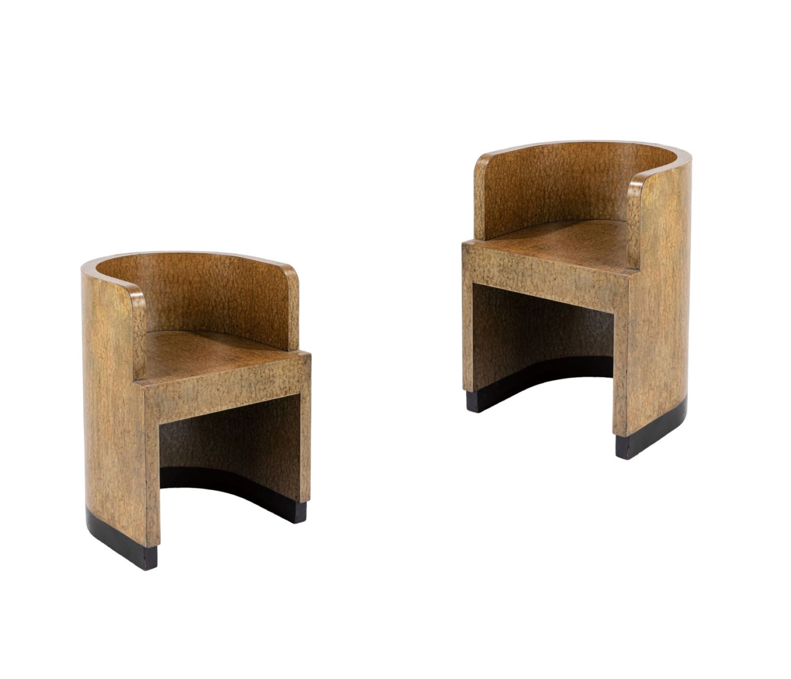 GINO LEVI MONTALCINI (1902-1974) & GIUSEPPE PAGANO (1896-1945) Paire de fauteuils, circa 1928, à: GINO LEVI MONTALCINI (1902-1974) & GIUSEPPE PAGANO (1896-1945) Paire de fauteuils, circa 1928, à structure géométrique courbe en bois gainé de cellulose brune Buxus, base laquée noir. A pair of a