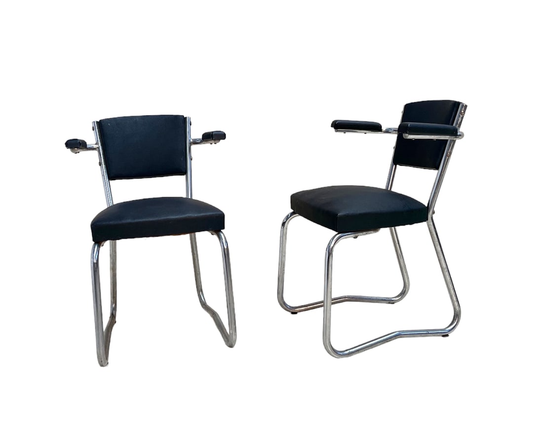 ANNÉES 1930Paire de chaises à structure tubulaire chromée, accotoirs détachés, assise et: ANNÉES 1930Paire de chaises à structure tubulaire chromée, accotoirs détachés, assise et dossiers recouverts de skaï vert foncé.A pair of chairs with chrome tubular frame, detached armrests, se