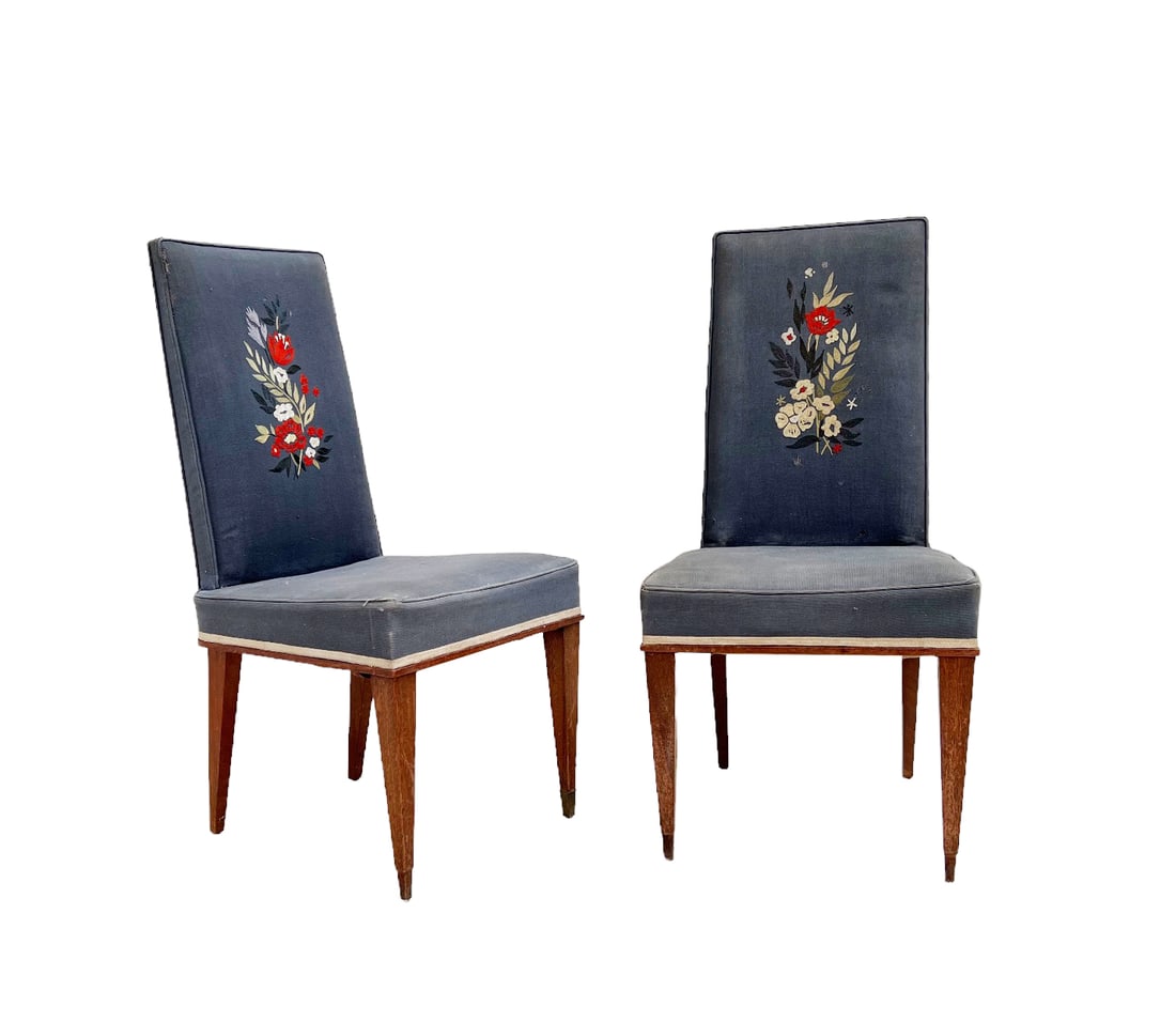 ANNÉES 1940 Paire de chaises néoclassiques, piétement fuselé en acajou clair, assises et: ANNÉES 1940 Paire de chaises néoclassiques, piétement fuselé en acajou clair, assises et dossiers recouverts d'un reps brodé d'un décor floral. (Sabots en laiton absents à l'avant). Pair of neo