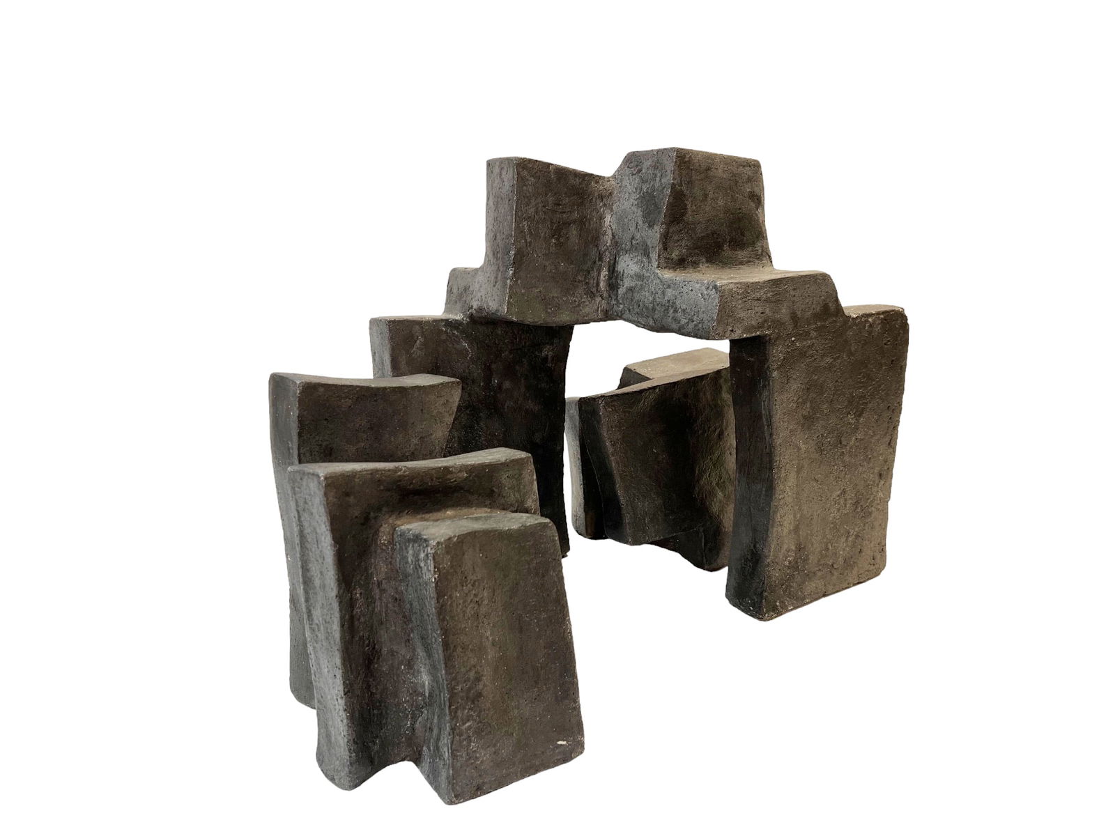 PARVINE CURIE (NÉE EN 1936) MERE FORTERESSE, Sculpture en terre chamottée graphite à patine: PARVINE CURIE (NÉE EN 1936) MERE FORTERESSE, Sculpture en terre chamottée graphite à patine anthracite composée de trois éléments géométriques indépendants formant architecture. A sculpture i