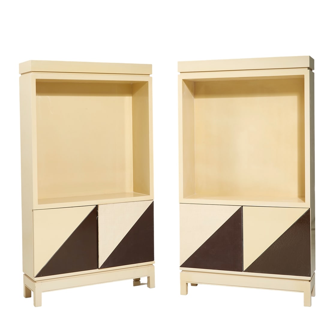 EMIEL VERANNEMAN (1924-2004) Paire de bibliothèques de présentation, circa 1970, structure en: EMIEL VERANNEMAN (1924-2004) Paire de bibliothèques de présentation, circa 1970, structure en bois, laque ivoire et noire, vantaux inférieurs à parements alternés en bois laqué et tissu sur int�