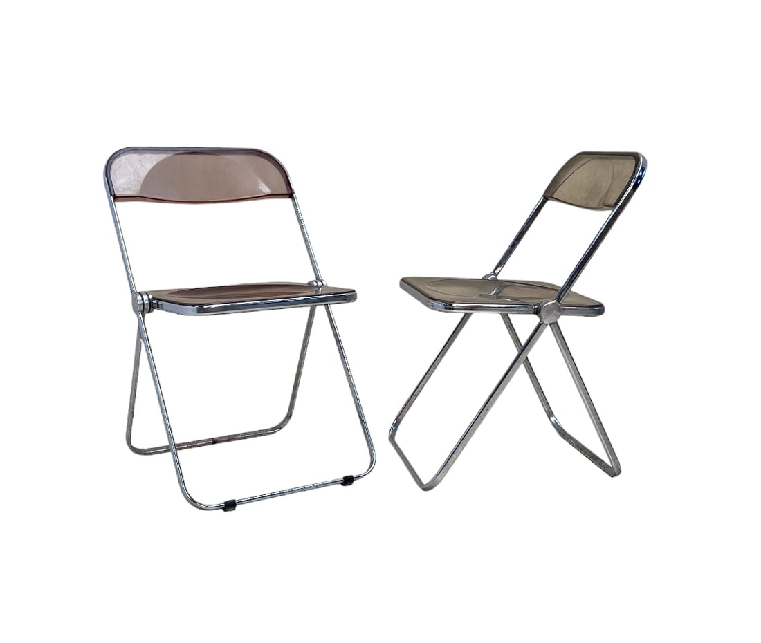 GIANCARLO PIRETTI (NE EN 1940) Paire de chaises « Plia » en acier et plastique rose fumé. A pair: GIANCARLO PIRETTI (NE EN 1940) Paire de chaises « Plia » en acier et plastique rose fumé. A pair of "Plia" chairs in steel and smoked pink plastic. H 75 x P 47 cm - H 29 1/2 x D 18 1/2 in.