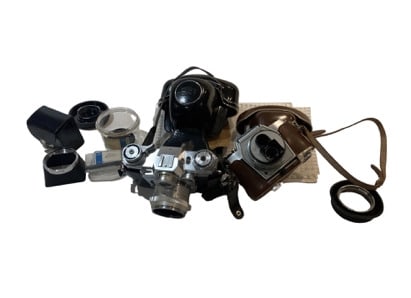 DEUX APPAREILS PHOTOGRAPHIQUES Ensemble de deux appareils photographiques divers. Boitier Zeiss Ikon (1 of 1)