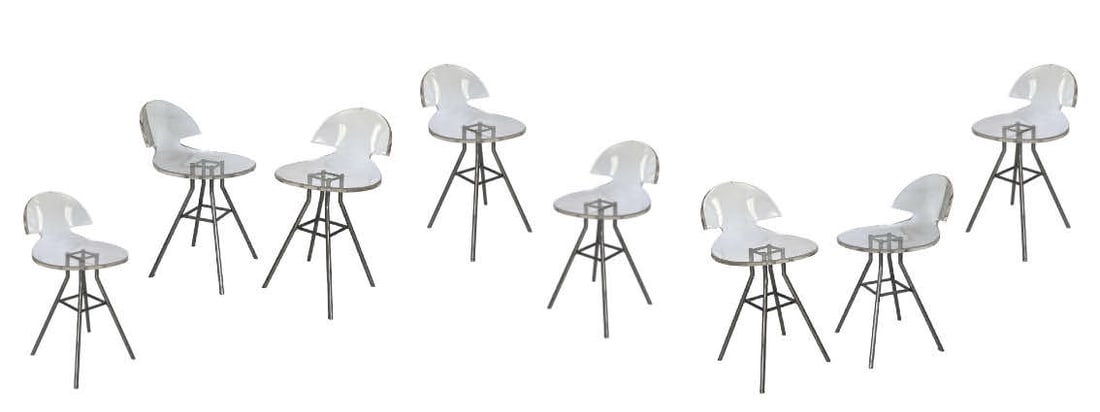 ANNÉES 1970Suite de huit chaises, piétement métallique tubulaire laqué gris, assise coque en: ANNÉES 1970Suite de huit chaises, piétement métallique tubulaire laqué gris, assise coque en altuglass.A suite of eight chairs, grey lacquered tubular metal frame, seat in altuglass shell.H 66 x L