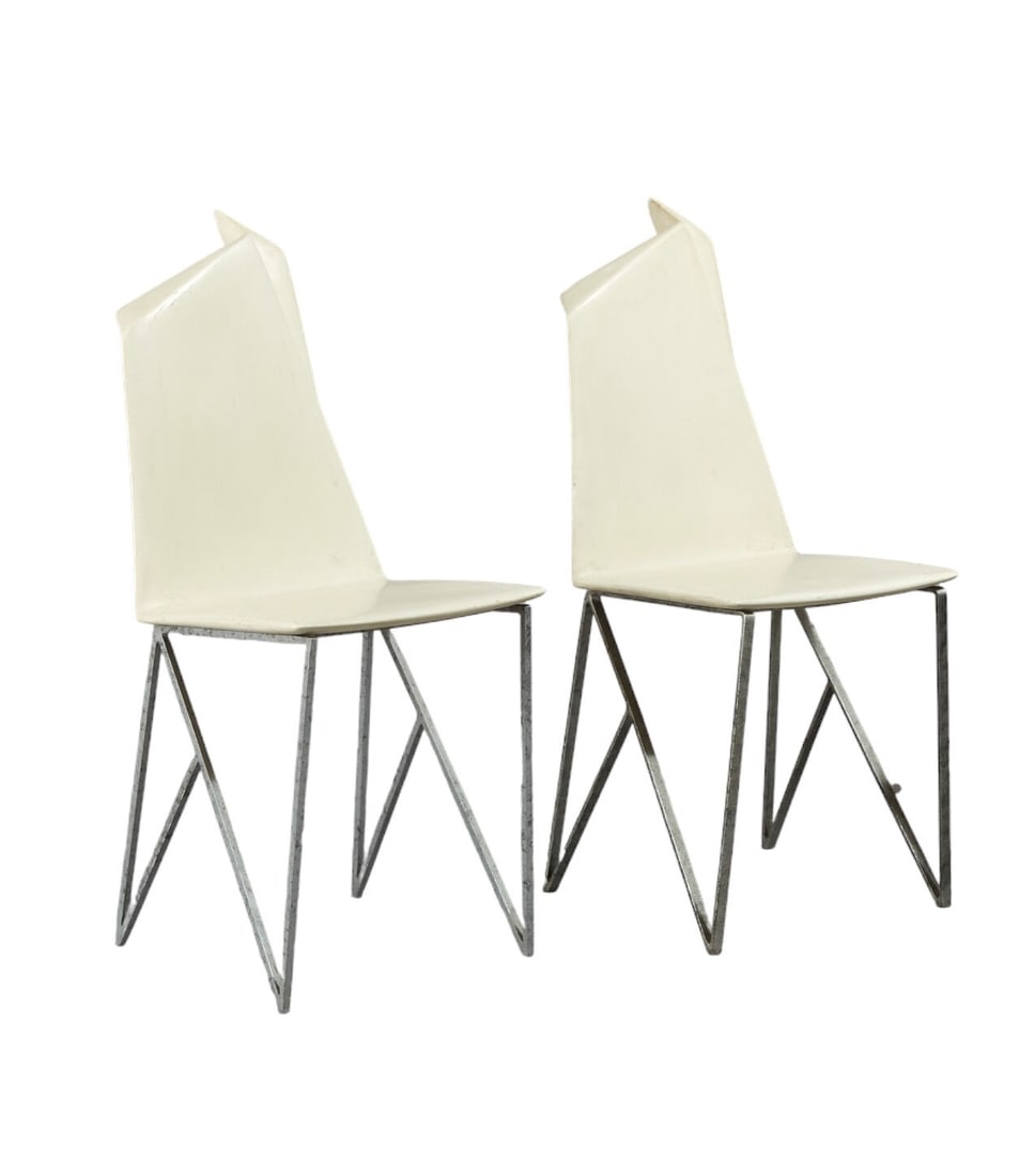 YVES DE LA TOUR D'AUVERGNE (NÉ EN 1927)Suite de deux chaises, pie?tement architecture formé de: YVES DE LA TOUR D'AUVERGNE (NÉ EN 1927)Suite de deux chaises, pie?tement architecture formé de lames d'acier patine?, assise en poudre de marbre et re?sine. Marque?es du monogramme de l'artiste, dat