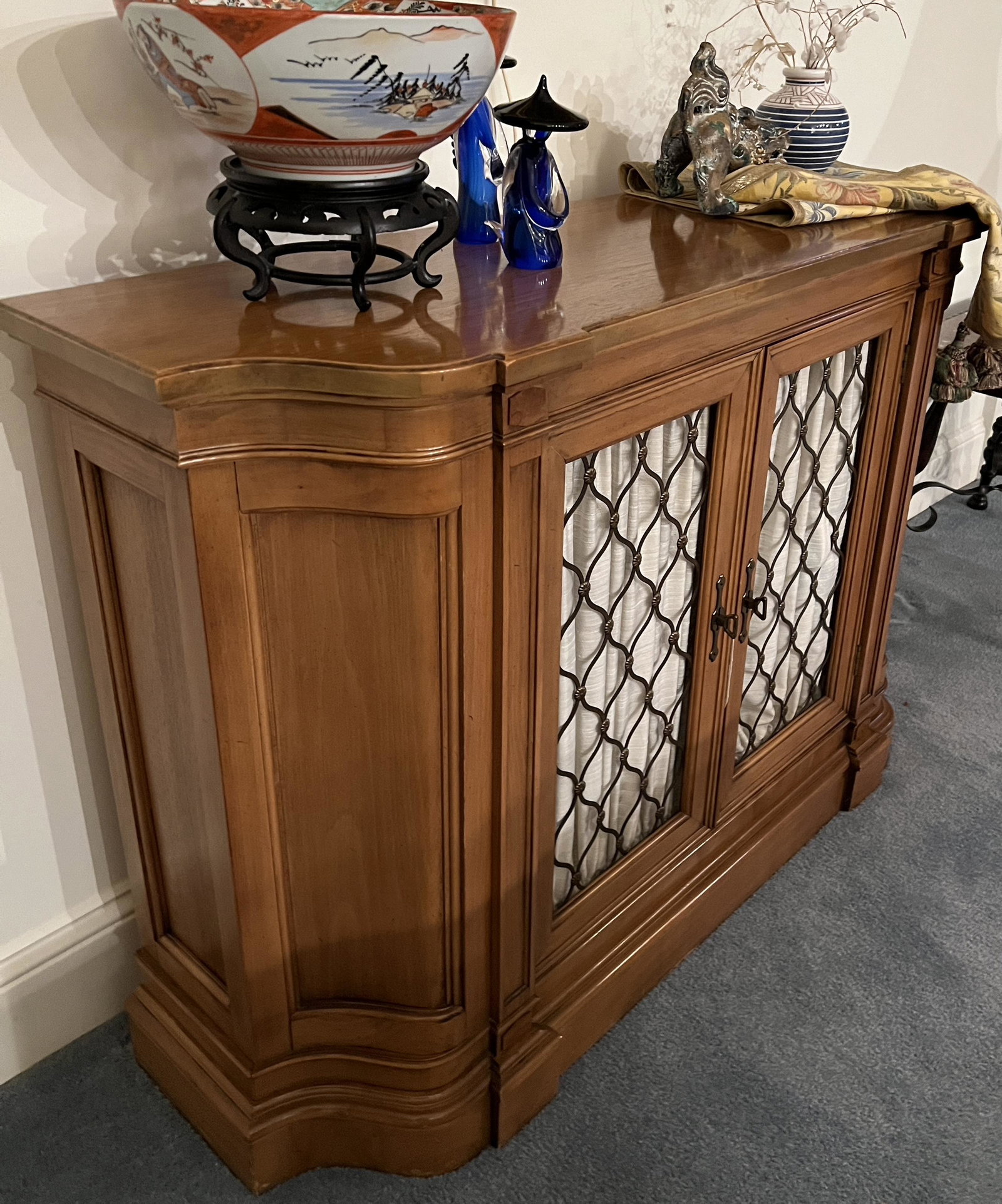 Console: Console. Measures: 43 2/4" x 30 1/2" x 13 3/4". Condition: Good Estate Condition. Local pickup only. Local pickup only in Raleigh, NC on Thursday 2/28 between 9am-5pm. * Please do not bid if you canno