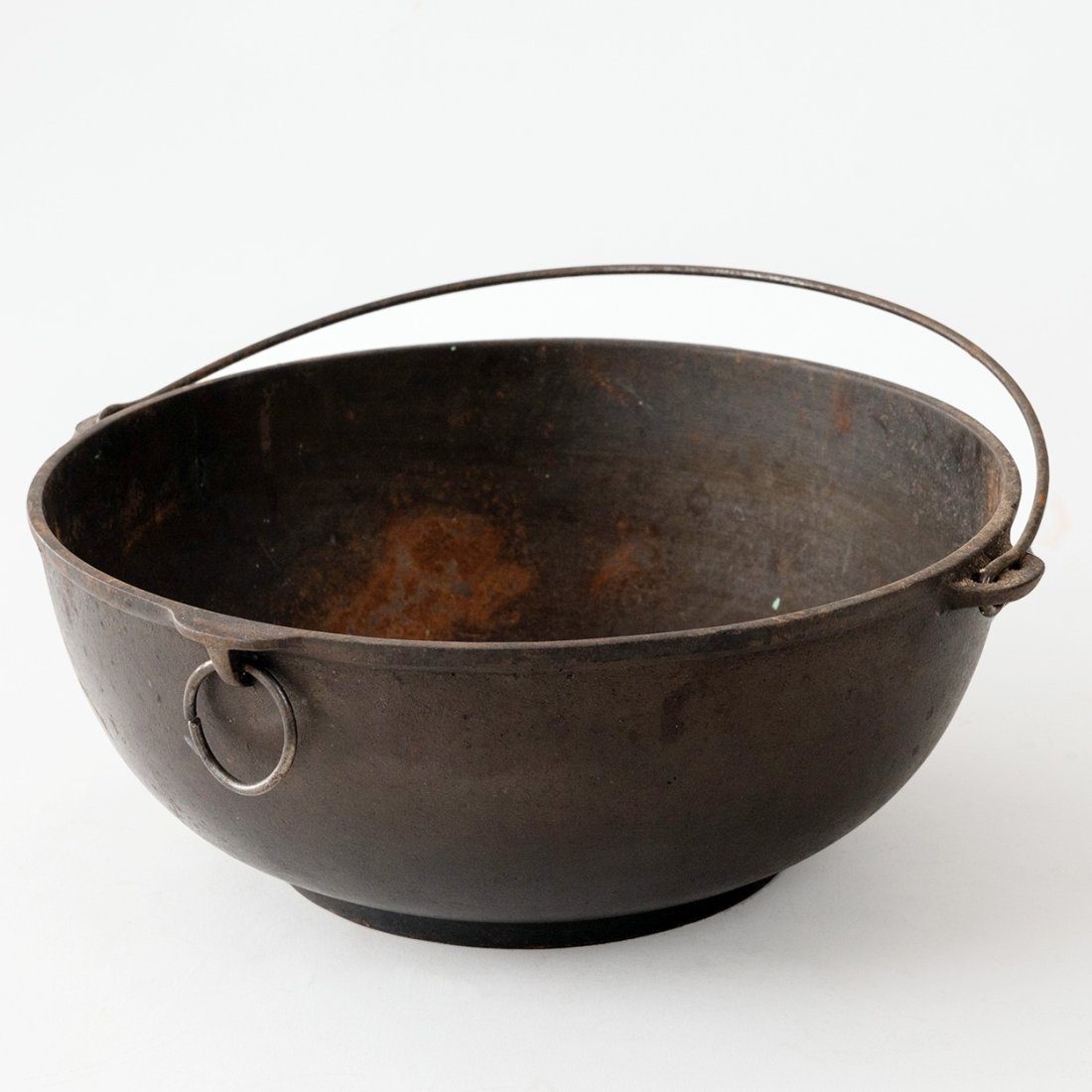 Antique #4 Wagner Scotch Cast Iron Bowl, Circa 1890-1903: Antique #4 Wagner Scotch Cast Iron Bowl w/swivel iron handle