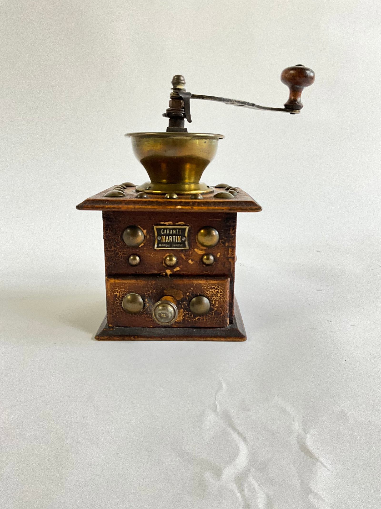 Antique Garanti Martin Marque Déposée Coffee Grinder: measuring 9" high x 6" square