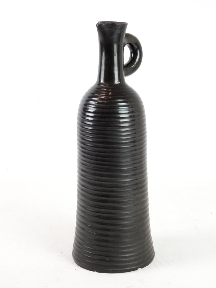 ACCOLAY : Important pichet en cÃ©ramique Ã©maillÃ©e noire mat Ã dÃ©cor annelÃ©. H: 39 cm.: ACCOLAY : Important pichet en cÃ©ramique Ã©maillÃ©e noire mat Ã dÃ©cor annelÃ©. H: 39 cm.