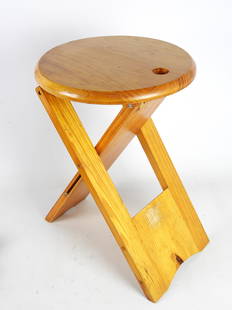 Roger TALLON (1929-2011) d'après: Tabouret pliant en pin modèle TS. H: 44 - Diam : 30 cm (état: Roger TALLON (1929-2011) d'après: Tabouret pliant en pin modèle TS. H: 44 - Diam : 30 cm (état d'usage)