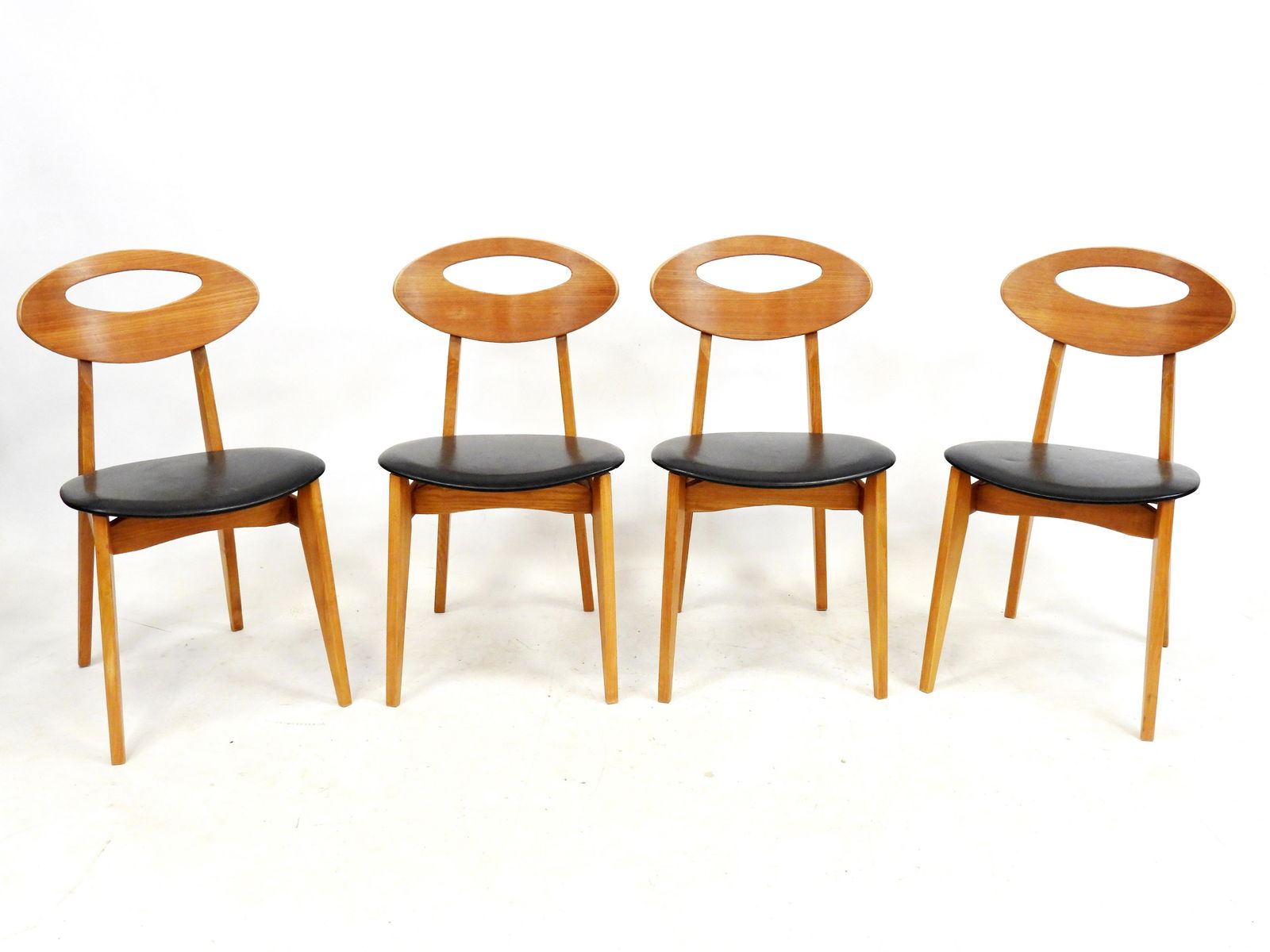 Roger LANDAULT (1919-1983) pour SENTOU Ã©diteur: Quatre chaises bois et skai noir, le dossier: Roger LANDAULT (1919-1983) pour SENTOU Ã©diteur: Quatre chaises bois et skai noir, le dossier lenticulaire. AnnÃ©es 1960. Etiquette SiÃ¨ges S. (Sentou). 80 x 45 x 45 cm