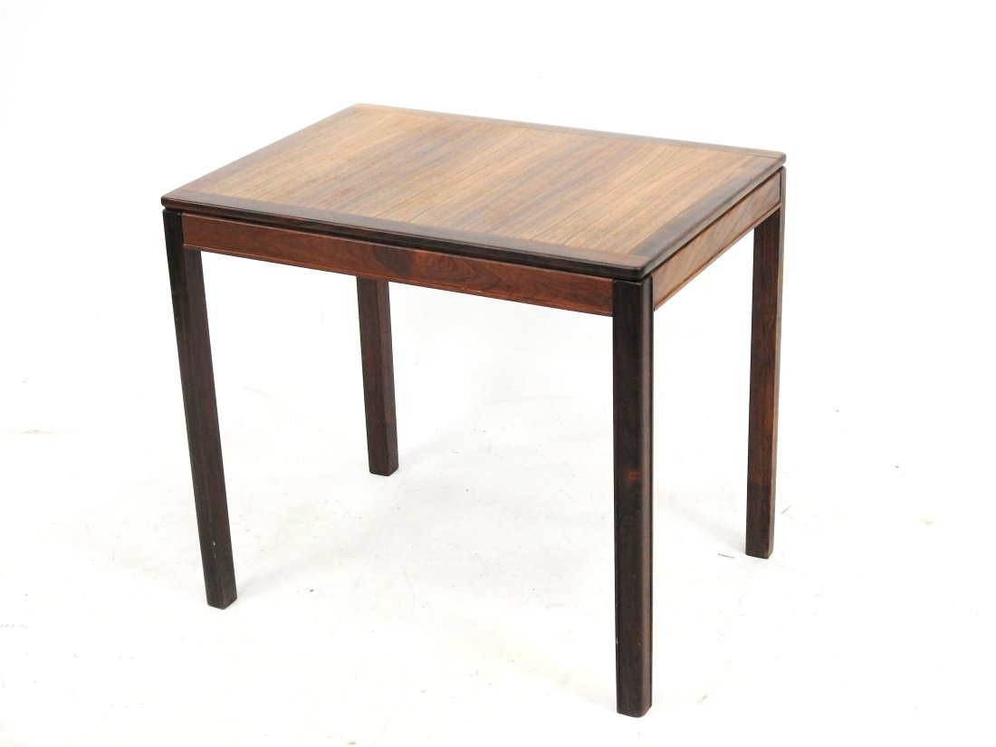 Sven ENGSTRÃ–M (XXe) et Gunnar MYRSTRAND (XXe) pour TingstrÃ¶ms : Table bout de canapÃ© en: Sven ENGSTRÃ–M (XXe) et Gunnar MYRSTRAND (XXe) pour TingstrÃ¶ms : Table bout de canapÃ© en palissandre modÃ¨le Casino. 56 x 62 x 42 cm