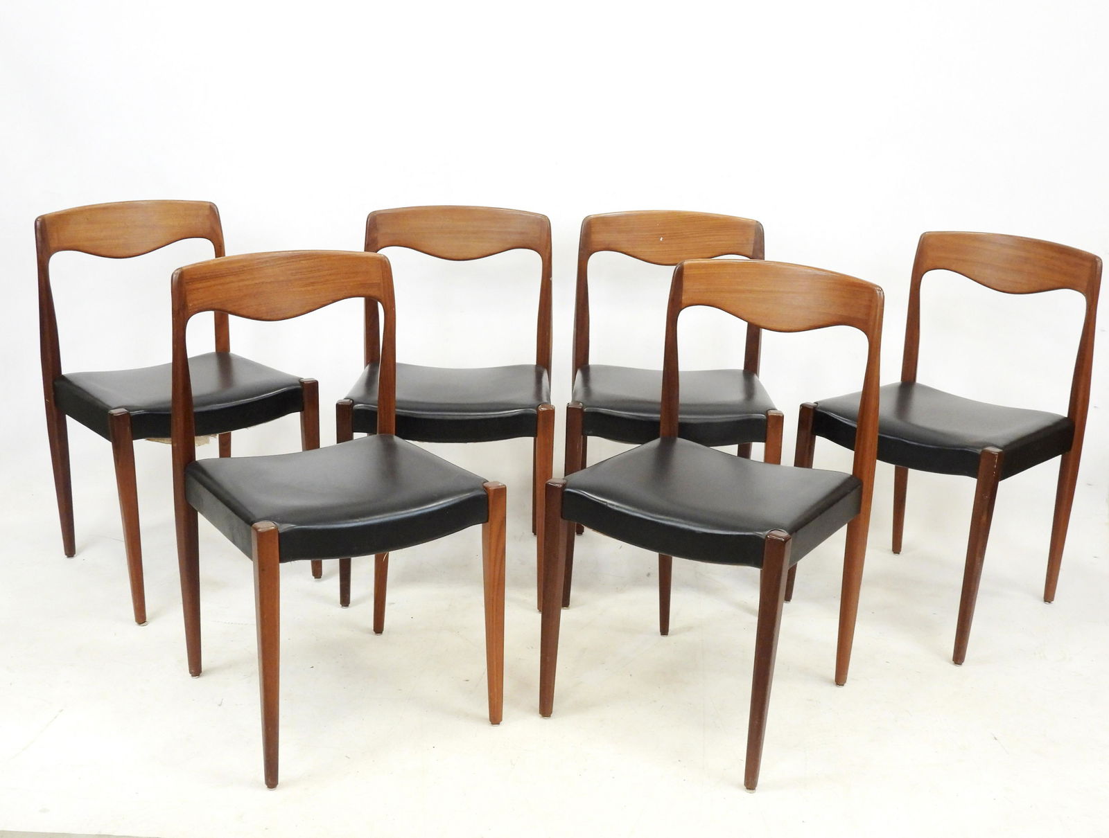 Niels Otto MOLLER (1920-1982) attribuÃ© Ã : Six chaises en teck et skaÃ¯ noir. 82 x 46 x 42 cm: Niels Otto MOLLER (1920-1982) attribuÃ© Ã : Six chaises en teck et skaÃ¯ noir. 82 x 46 x 42 cm