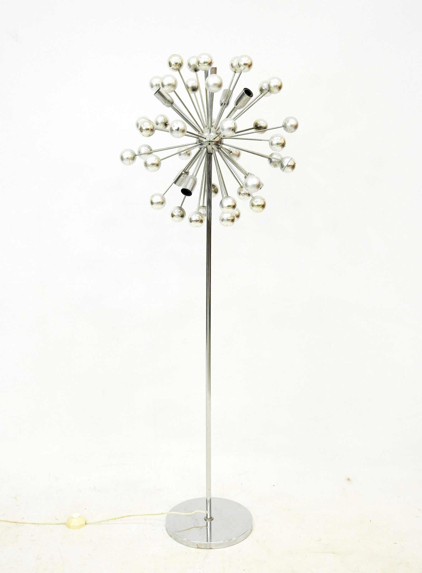 LAMPADAIRE SPOUTNIK Ã  sept lumiÃ¨res en mÃ©tal chromÃ© et boules en plastique argentÃ©. H. 145 cm. (1 of 3)