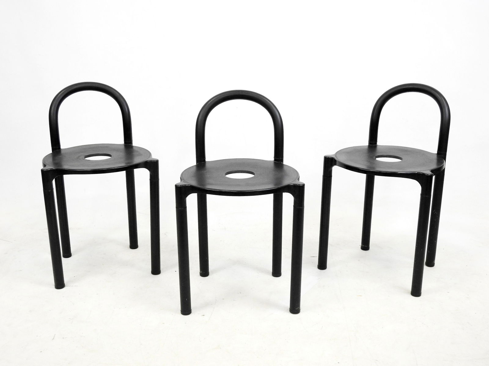 Anna CASTELLI FERRIERI (1920 - 2006) : Suite de trois chaises en mÃ©tal et plastique abs de couleur: Anna CASTELLI FERRIERI (1920 - 2006) : Suite de trois chaises en mÃ©tal et plastique abs de couleur noire. Edition: Kartell, circa 1970. H: 69 cm - L: 40 cm - P: 39 cm. Usures small lack of black pa