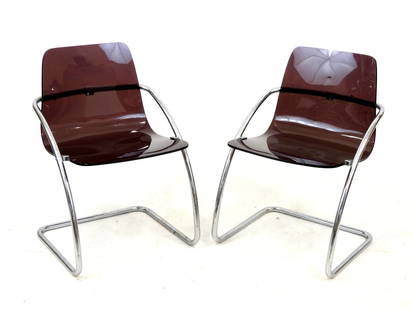 Yves CHRISTIN (XXe) pour Airborne: Paire de chaises modèle blooming en plexi fumé et métal: Yves CHRISTIN (XXe) pour Airborne: Paire de chaises modèle blooming en plexi fumé et métal tubulaire chromé. Années 1970. 74 x 45 x 36 cm. Petit fêle sur le dossier de l'une, piqures