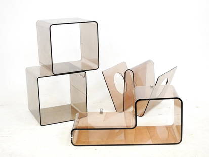 LOT en plexiglas fumé: PORTE-REVUES à double casier, PAIRE DE CUBES RANGE-LIVRES et ETAGERE A: LOT en plexiglas fumé: PORTE-REVUES à double casier, PAIRE DE CUBES RANGE-LIVRES et ETAGERE A SUSPENDRE dans le goût de Michel DUMAS. 30 x 39 x 33 cm / 30 x 30 x 30 cm / 25 x 57 x 25 cm. Usur