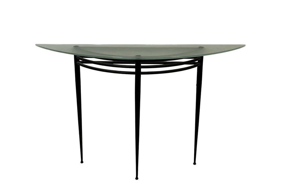 Pascal MOURGUE (nÃ© en 1943): Console demi-lune modÃ¨le "Atlantique" en mÃ©tal tubulaire laquÃ©: Pascal MOURGUE (nÃ© en 1943): Console demi-lune modÃ¨le "Atlantique" en mÃ©tal tubulaire laquÃ© noir.Plateau en verre sablÃ©.83 x 133 x 35 cm(petit Ã©clat).