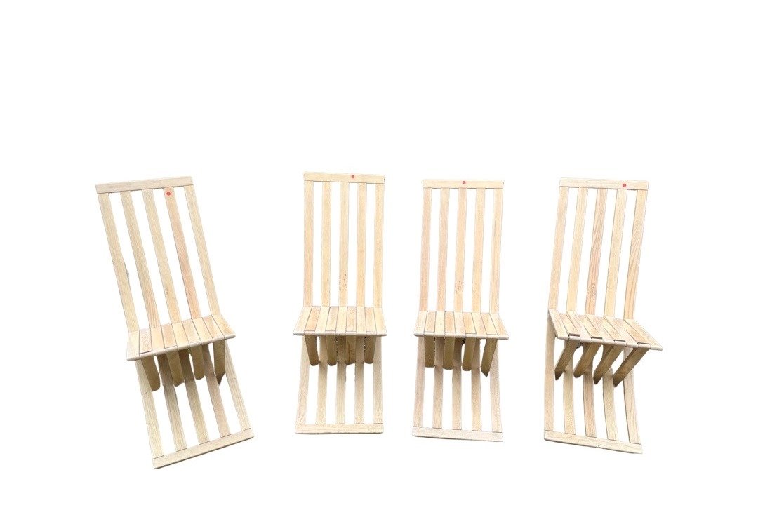 SUITE de QUATRE CHAISES pliantes en bois naturel. Travail des annÃ©es 1980-1990. Haut. 103 cm.: SUITE de QUATRE CHAISES pliantes en bois naturel. Travail des annÃ©es 1980-1990. Haut. 103 cm.