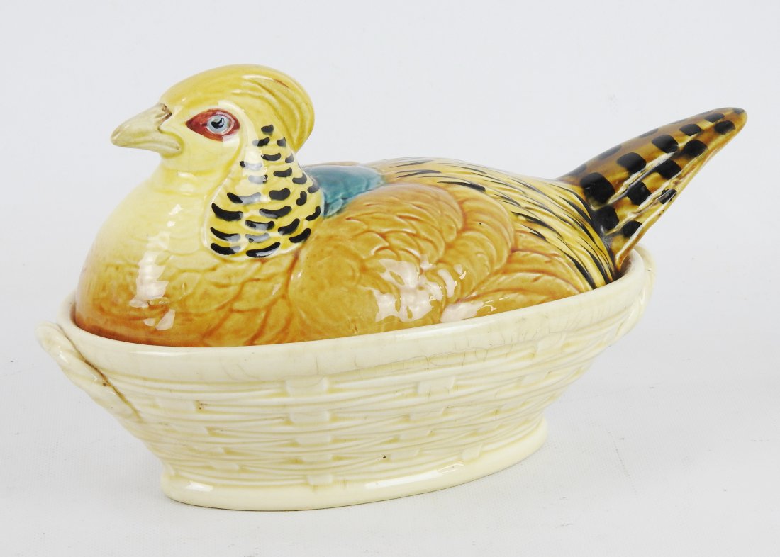 SARREGUEMINES : Terrine en faÃ¯ence polychrome dite barbotine Ã dÃ©cor d'une poule faisane, la: SARREGUEMINES : Terrine en faÃ¯ence polychrome dite barbotine Ã dÃ©cor d'une poule faisane, la partie basse Ã motif de vannerie tressÃ©e. Marque en creux au revers. 19 x 32 x 19.5 cm