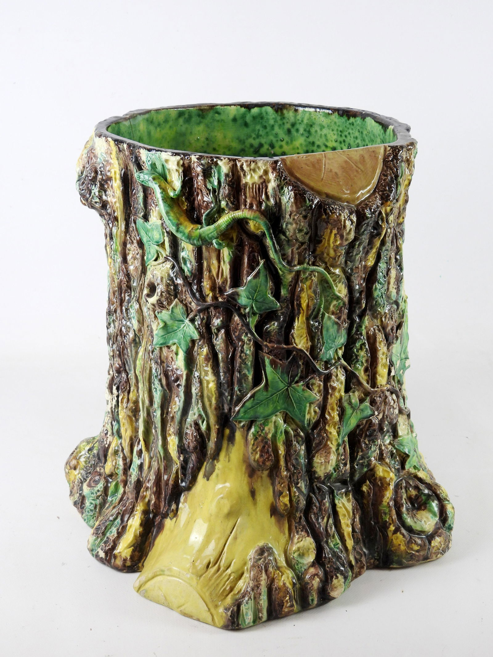 Large 19th Majolica Jardiniere attributed to Thomas Sergent: Large 19th Majolica Jardiniere attributed to Thomas Sergent modeled in a form of a tree trunk with a lizard applied in the Palissy style, Ca 1875. Provenance : Madame Madeleine Castaing Condition : pr