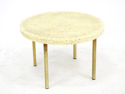 GIRAUDON: Pierre GIRAUDON (attribuÃ© Ã ): Table basse Ã plateau circulaire en rÃ©sine jaune, pieds mÃ©tal (rouille). H: 40 - Diam: 60 cm