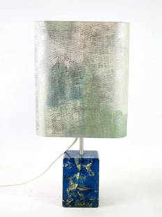 GIRAUDON: Dans le gout de Pierre GIRAUDON ou Marie-Claude de FOUQUIERES: Pied de lampe en résine fractale bleue. H: 15 cm - H (totale): 53 cm avec abat-jour.