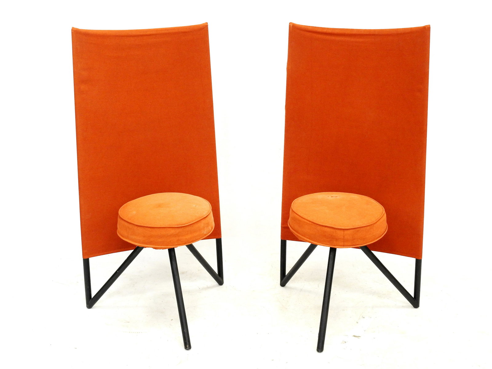 STARCK: Philippe STARCK (nÃ© en 1949) : Miss Wirt (le modÃ¨le conÃ§u en 1982). Rare paire de chaises en mÃ©tal tubulaire noirci et toile tendue orange. Edition Via ou Disform. 113 x 53 x 40 cm (petite