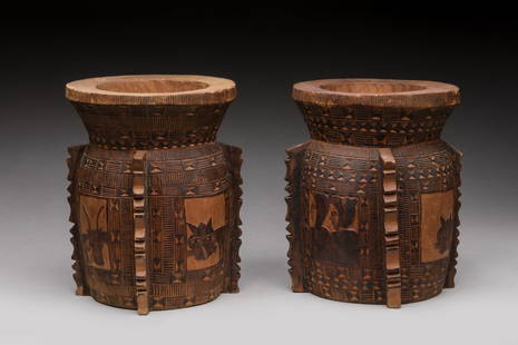 MAHAFALY, Madagascar.: MAHAFALY, Madagascar.Deux pots en bois entierement ornes dâ€™un decor pyrograve.Haut : 17,5 cm et 18 cm.Provenance : Collection privee, Conde-sur-Lâ€™escaut.