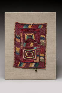 BANJARA, Gujarat, Inde.: BANJARA, Gujarat, Inde.Textile rectangulaire brode Ã la main, teint avec des colorants naturels par les femmes dans les zones rurales de Kutch et orne dâ€™un grelot en bronze.Le peuple