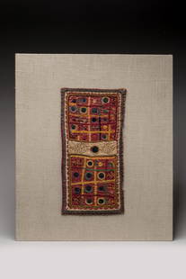 BANJARA, Gujarat, Inde.: BANJARA, Gujarat, Inde.Textile rectangulaire brode Ã la main, teint avec des colorants naturels par les femmes dans les zones rurales de Kutch et orne de ronds de miroirs anciens.Le peuple Banjara