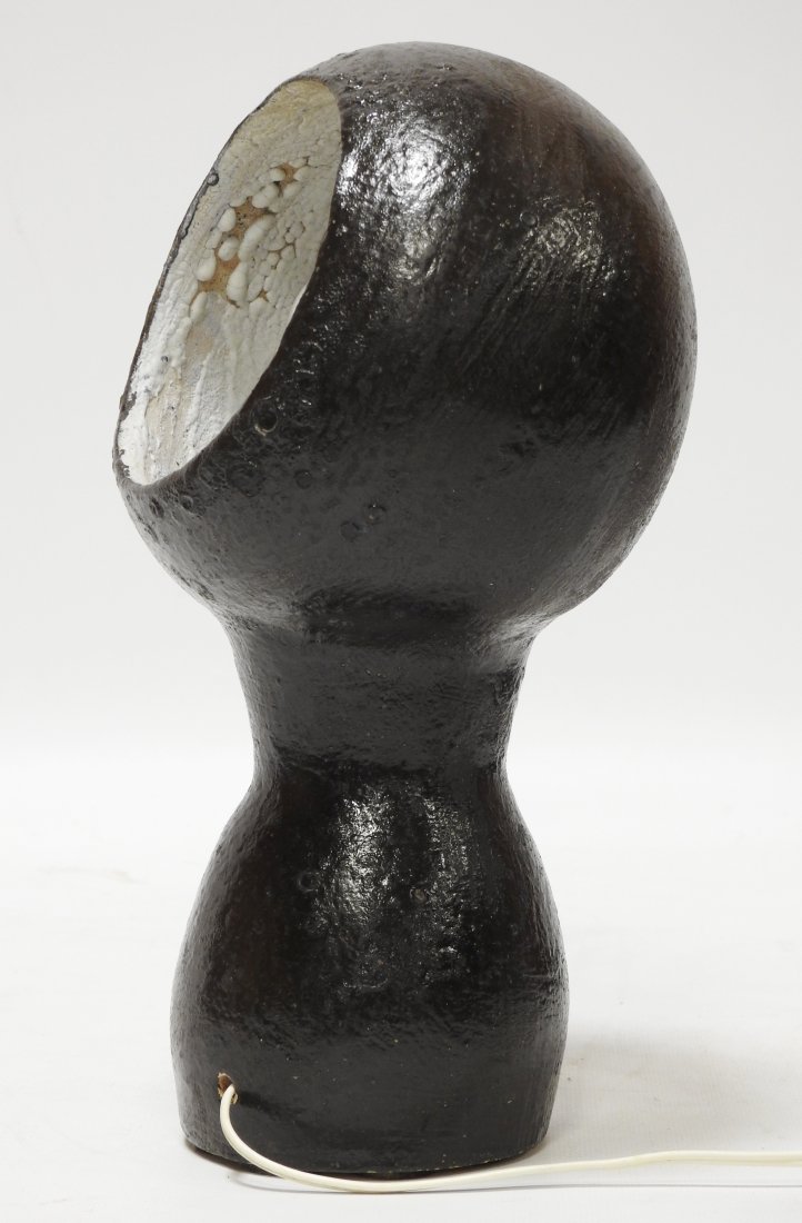 ANDRe BORDERIE DANS LE GOUT DE: Andre BORDERIE dans le gout deLampe a poser en faience brune et blanche.H.: 30 cm.Usures.