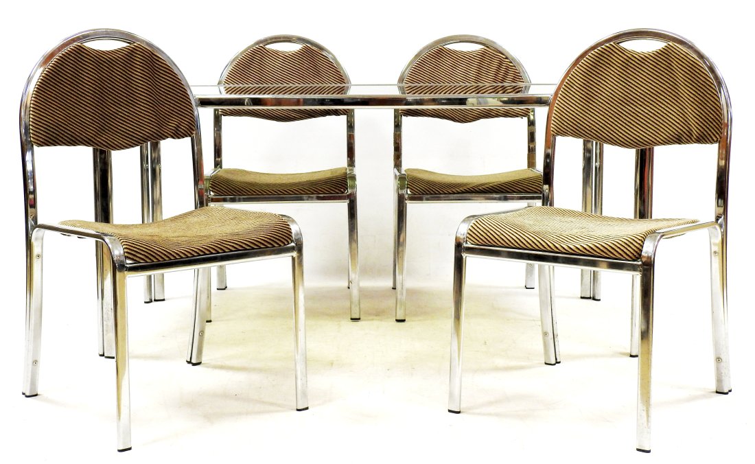 travail des annees 80: Travail des annees 80Mobilier de salle a manger comprenant : quatre chaises a structure en metal chrome a garniture rayee dans un camaieu brun, une table a plateau en verre fume cintre, reposant sur u