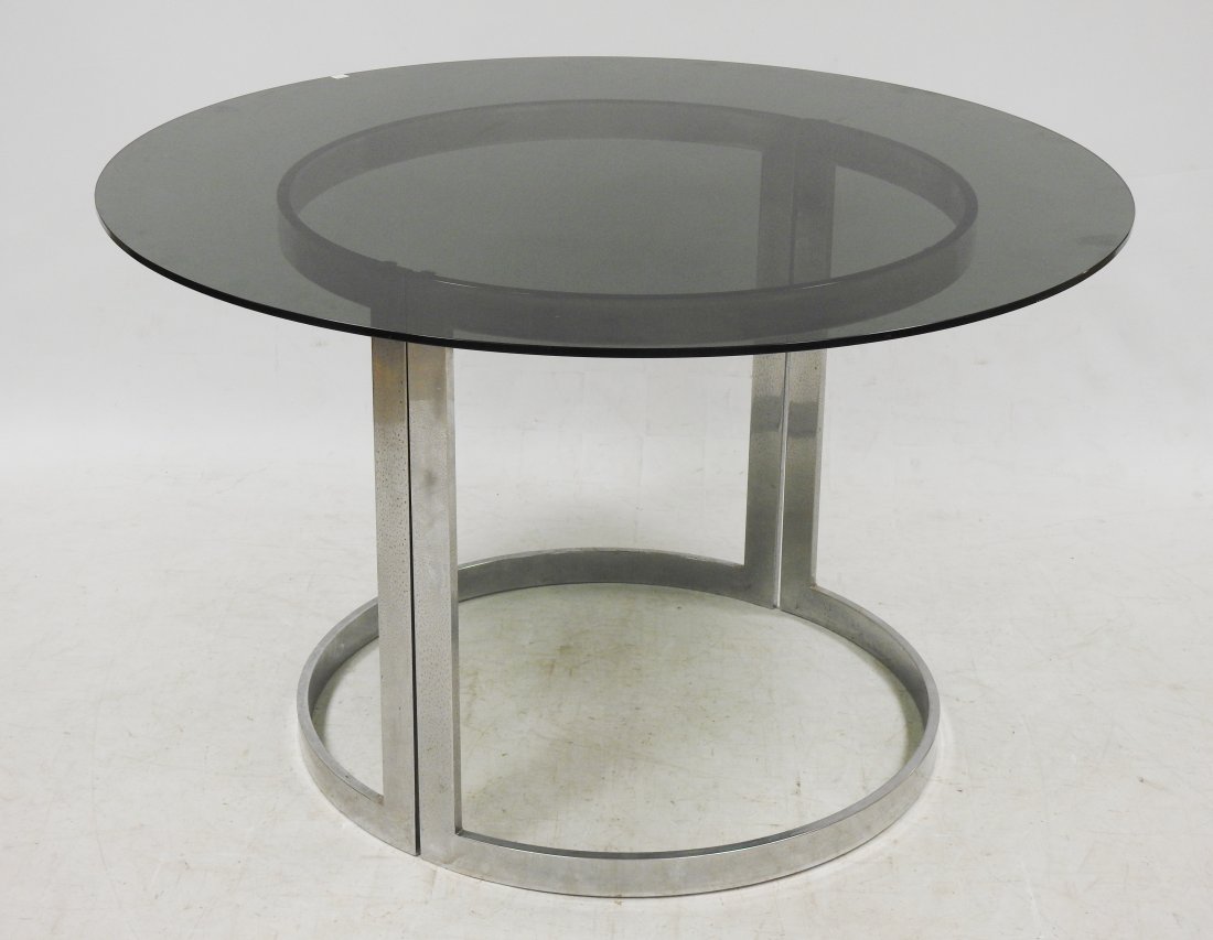 BORIS TABACOFF: Boris TABACOFF (1927-1985) pour ROCHE BOBOISTable de salle a manger a plateau en verre fume de forme circulaire reposant sur un double pietement cintre en metal chrome.Travail des annees 70.H.: 71,5 c