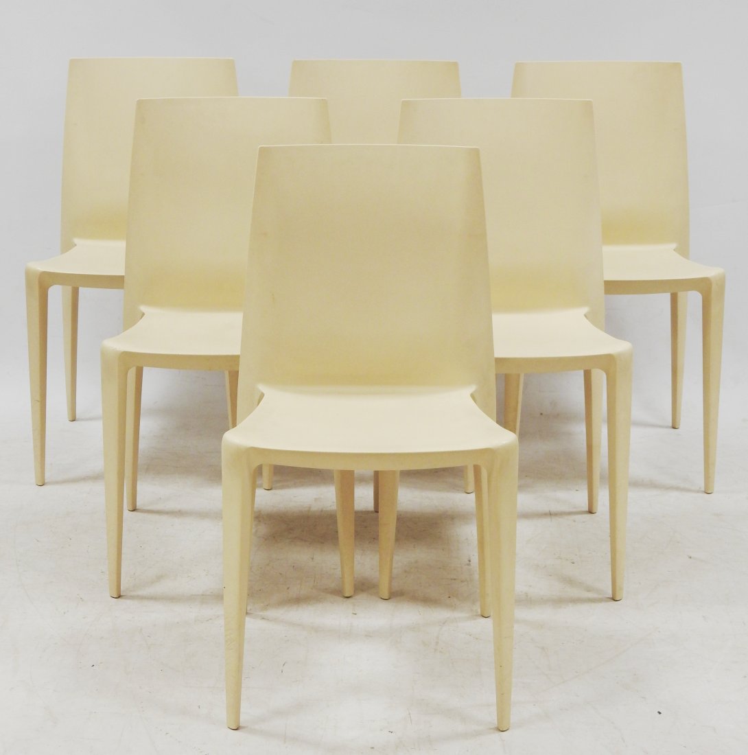 MARIO BELLINI: Mario BELLINI (ne en 1935) pour HELLERSuite de six chaises modele 1000 en PVC thermoforme beigeMarquees au revers.H.: 85 cm.Usures.