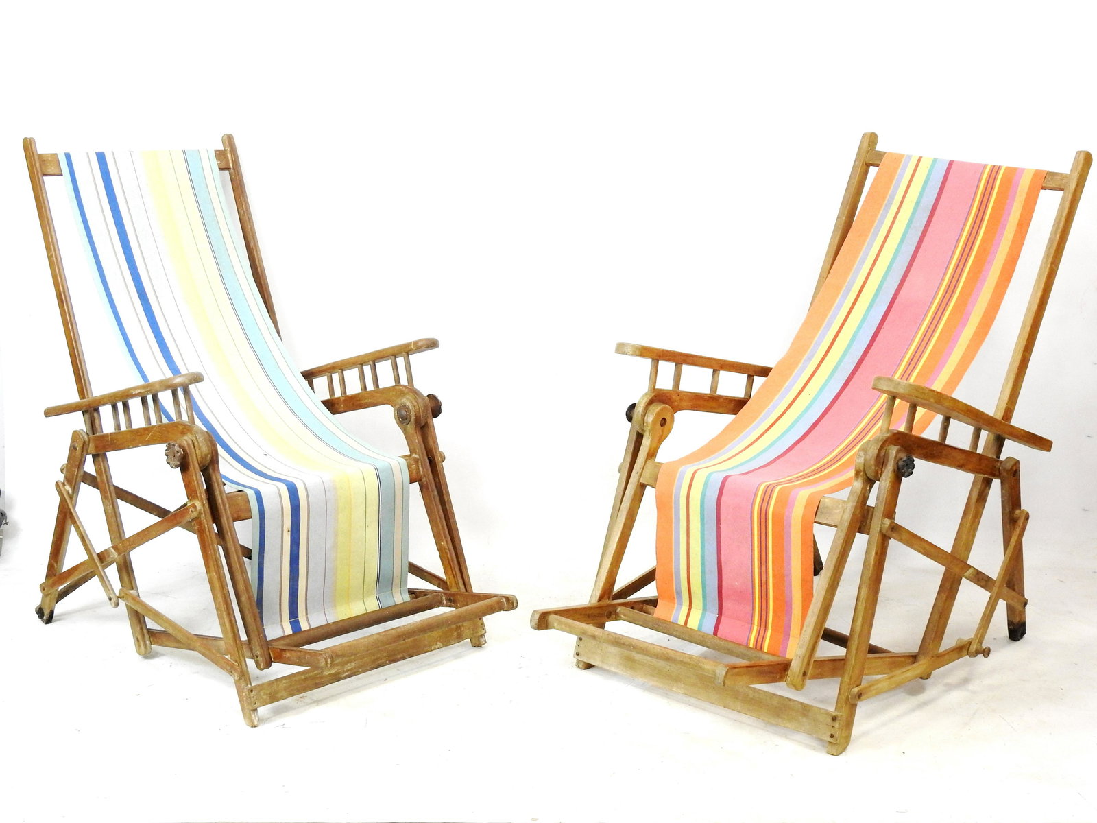 DEUX CHAISES LONGUES DE PAQUEBOT Steamer en bois et toile coloree. H: 110 - L: 85 cm. Accidents et: DEUX CHAISES LONGUES DE PAQUEBOT Steamer en bois et toile coloree. H: 110 - L: 85 cm. Accidents et manques.