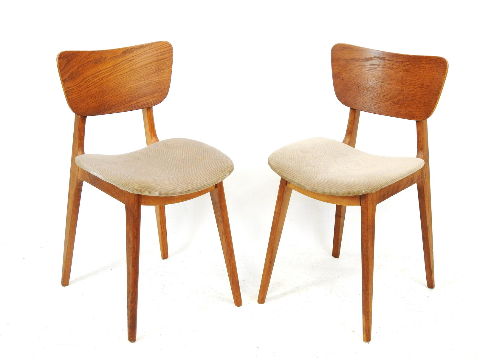 Roger LANDAULT (1919-1983) Designer - Boutier editeur :Paire de chaises modele Â« 6517 Â» en placage: Roger LANDAULT (1919-1983) Designer - Boutier editeur :Paire de chaises modele Â« 6517 Â» en placage de chene et tissu. H: 74 - L: 40 - P: 41 cm.Pas d'eclats, etat d'usage. Bibliographie : Patrick