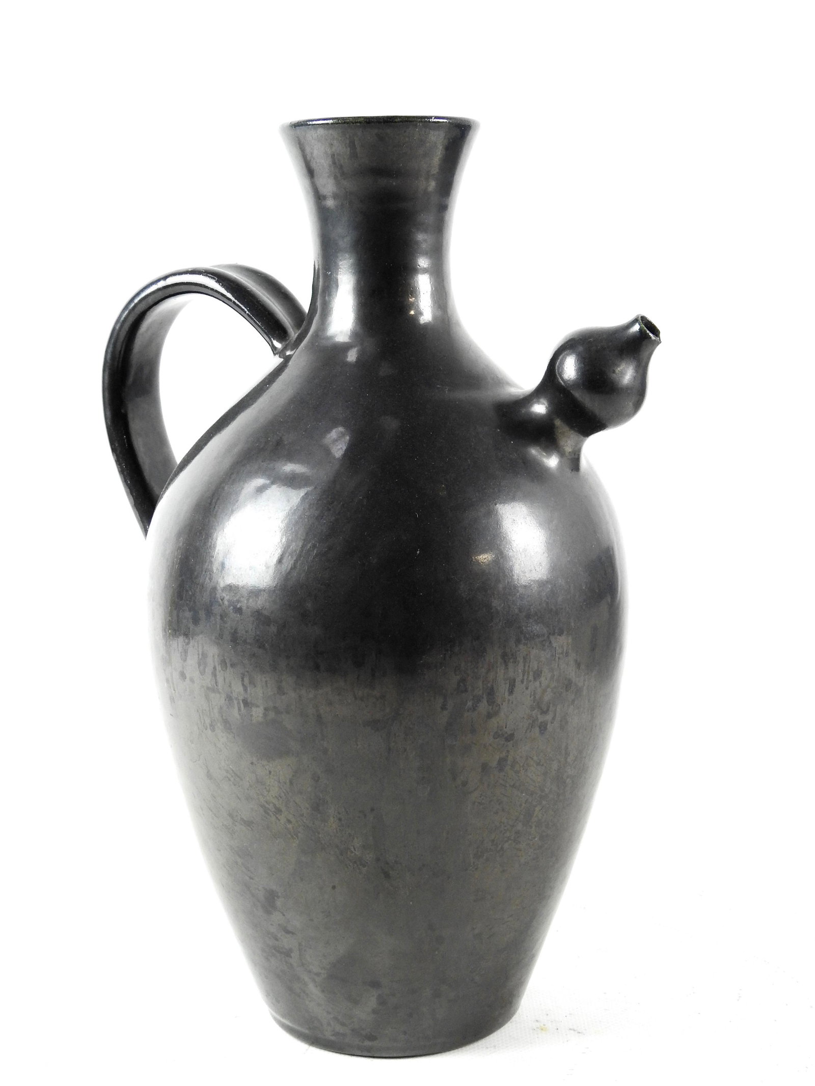 ACCOLAY : Chevrette en ceramique emaillee noir. Signe Accolay TK. H: 37 cm. (infime manque sur le: ACCOLAY : Chevrette en ceramique emaillee noir. Signe Accolay TK. H: 37 cm. (infime manque sur le bec verseur).