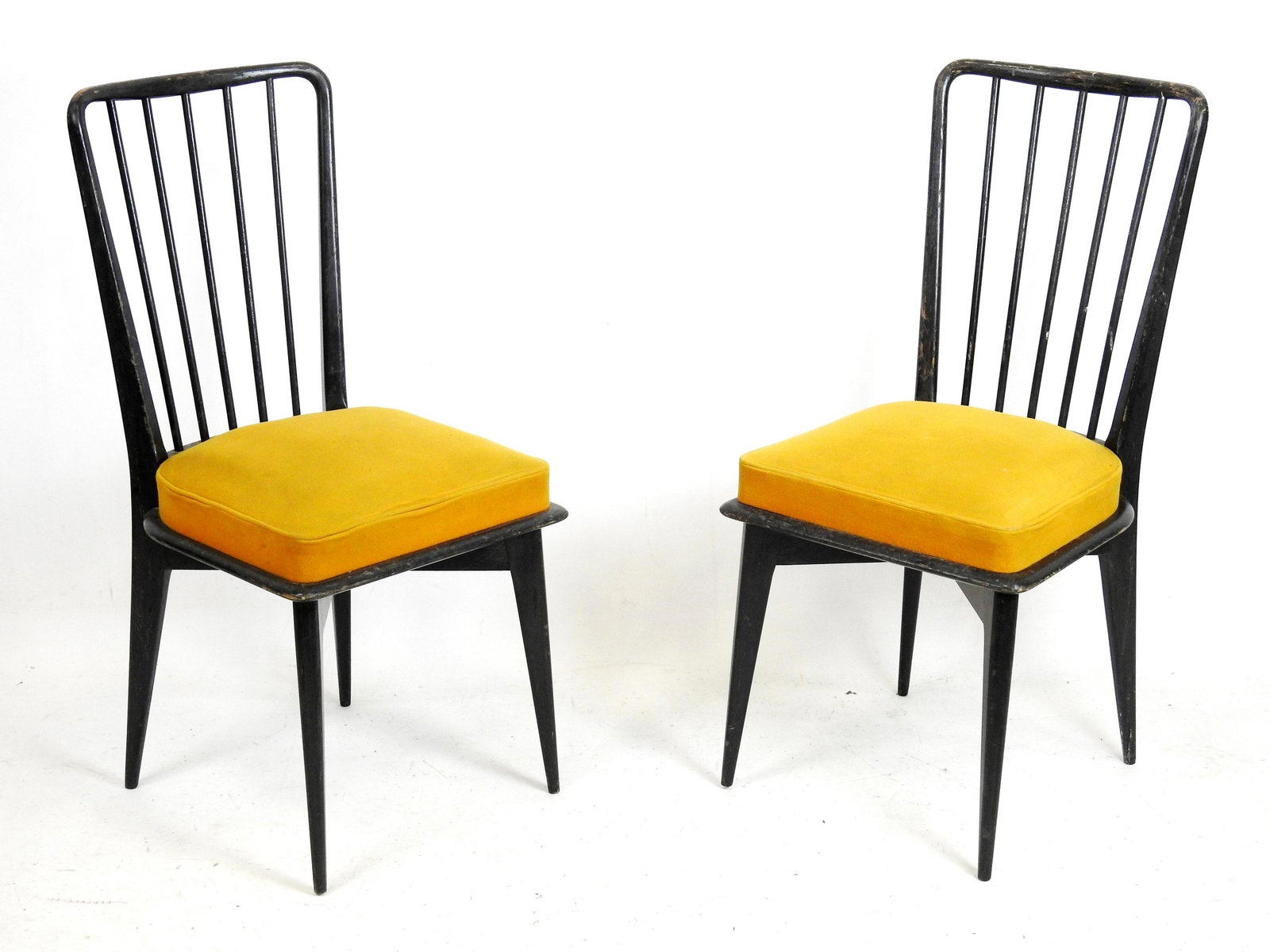 Charles RAMOS (ne en 1925) : Paire de chaises en bois noirci, dossier barrette, assise tissu orange.: Charles RAMOS (ne en 1925) : Paire de chaises en bois noirci, dossier barrette, assise tissu orange. H: 89 - L: 45 - P: 42 cm. Usures.