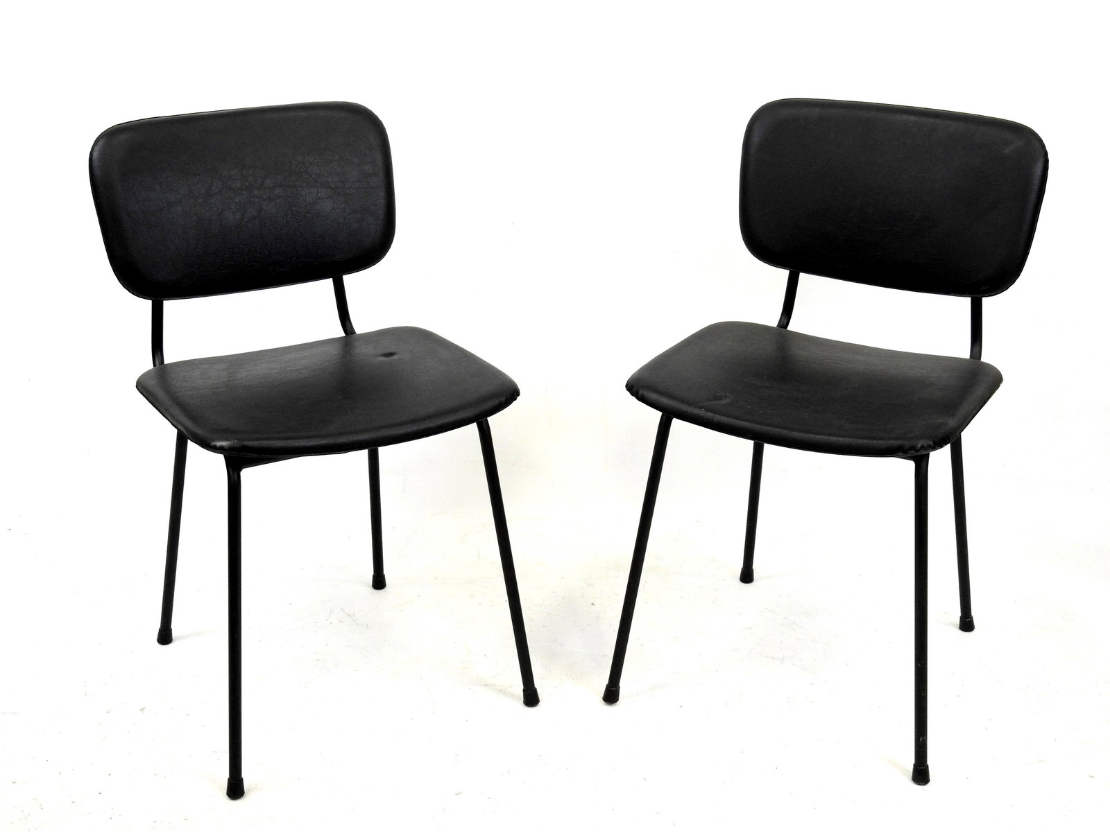 AIRBORNE (editeur) : Paire de chaises modele Carolina a structure tubulaire laquee noire, assise et: AIRBORNE (editeur) : Paire de chaises modele Carolina a structure tubulaire laquee noire, assise et dossier skaÃ¯ noir. Annees 1960.