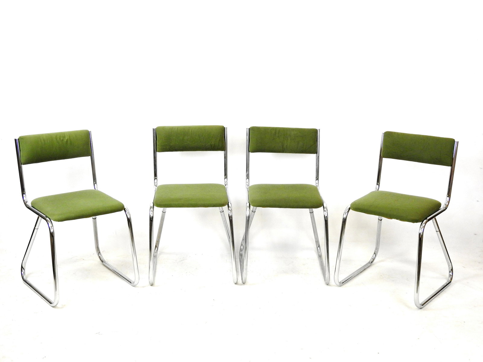 QUATRE CHAISES type traineau en metal chrome et garniture en tissus vert. H : 76 - L: 40 - P: 43 cm: QUATRE CHAISES type traineau en metal chrome et garniture en tissus vert. H : 76 - L: 40 - P: 43 cm