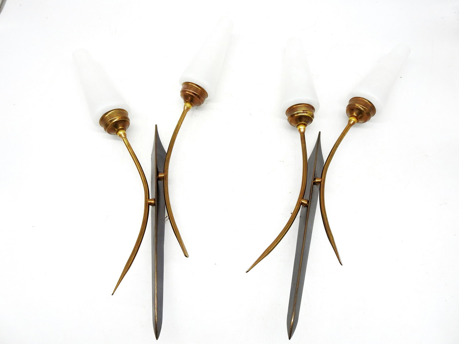ARLUS ou LUNEL (dans le gout de): Paire d'appliques a deux lumieres en verre, laiton et metal. (1 of 3)
